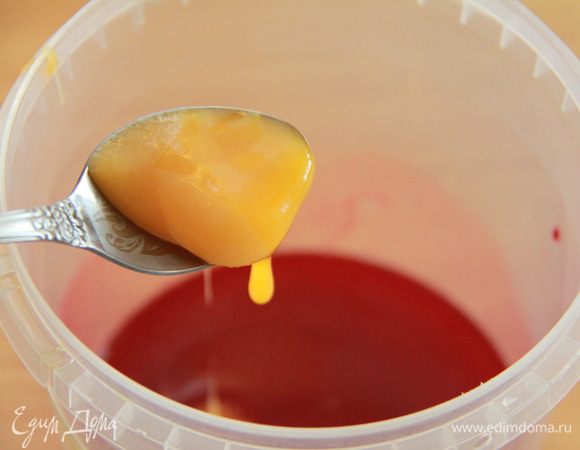 Готовим крем. В вишнёвый алкоголь добавляем желток.