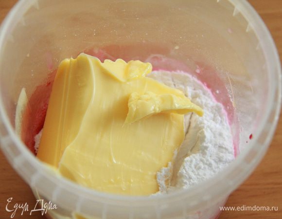 Добавляем размягчённое сливочное масло.
