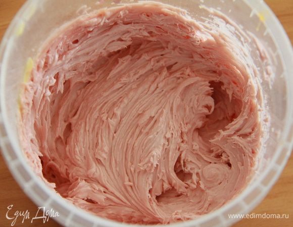 Взбиваем массу в пышный розовый крем.
