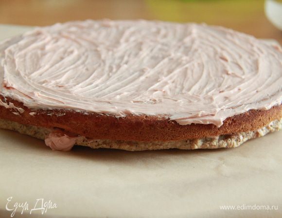 Сборка торта. Первый слой – корж безе + крем. Далее: пропитанный бисквит + крем. Затем снова безе + крем.