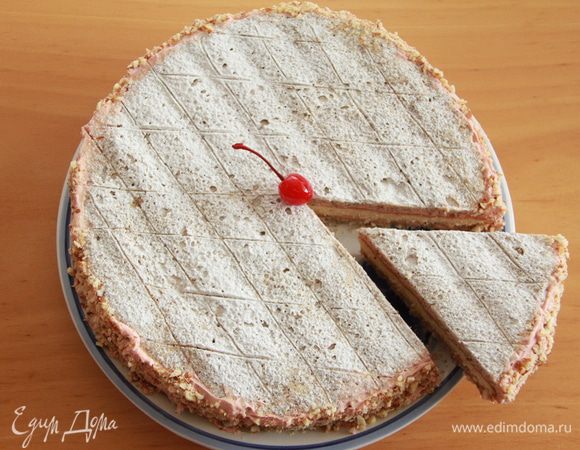 Верх и бока обмазываем кремом. Бока присыпаем орехами, верх – сахарной пудрой.
Проводим на поверхности торта ножом полоски. Должен получится традиционный рисунок – ромбы. Дать настояться торту несколько часов. Самым вкусным торт становится через 3-4 дня!