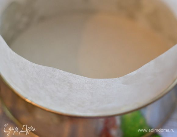 Приготовить форму для выпечки. Застелить низ и бока пергаментом, бока я смазала растопленным сливочным маслом, и бумага хорошо прилипла к стенкам формы.