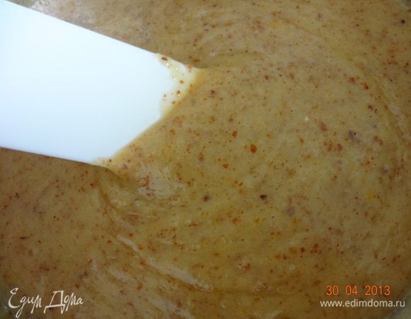 Всыпать миндальную муку и продолжая взбивать венчиком, проварить крем до загустения (у меня ушло 10 минут), пришлось  добавила еще чайную ложку муки, т. к. миндаль у меня был смолот не в пыль. Крем снять с бани и остудить до комнатной температуры.