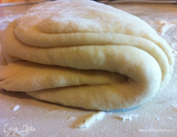 Тесто слоёное  по рецепту Снежинки Татьяны http://www.edimdoma.ru/retsepty/32472-sloenoe-testo-svoimi-rukami-gotovim-doma.
Танечка, спасибо большое за супер рецепт слоёного теста!! Делаю его постоянно, много раз уже пекла из него разнообразные изделия, очень вкусно!!!
У меня в этот раз лежало в морозилке уже ранее сделанное тесто, я его просто разморозила за ночь в холодильнике. У меня было 800 г теста, из него получился один большой Наполеон и несколько маленьких Наполеончиков))