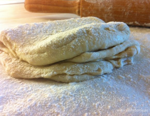 Тесто я разделила на три части и.. обычно я делаю круглые коржи и у меня получается около 20 тонюсеньких коржиков диаметром около 25 см.. но в этот раз у меня совсем не было времени и я раскатала сразу большие прямоугольники по размеру противеня, прямо на пергаменте..