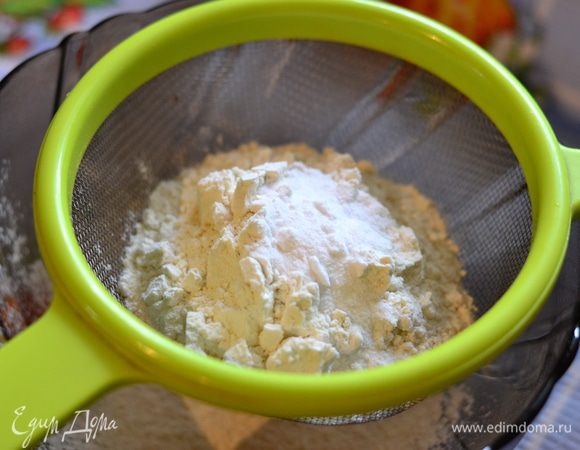 Просеять муку с разрыхлителем или содой.