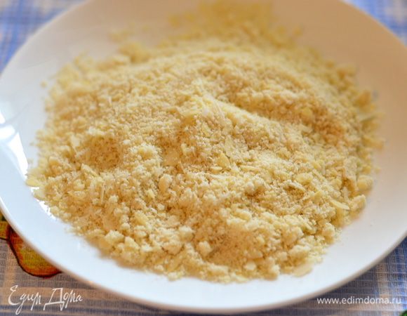 Измельчить миндаль.