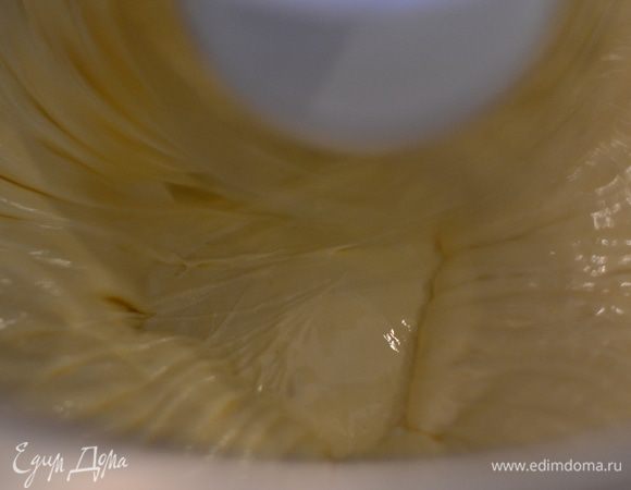 Взбить яйца с сахаром до бела и пышности, добавить мед, не переставая взбивать, затем добавить муку, корицу, цедру лимона, ваниль, взбить до однородности.