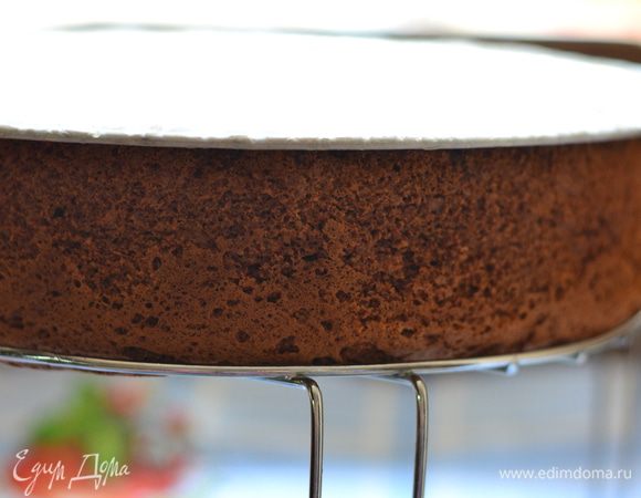 Готовый бисквит сначала остудить в форме, перевернув его, затем вынуть из формы и пускай отдыхает