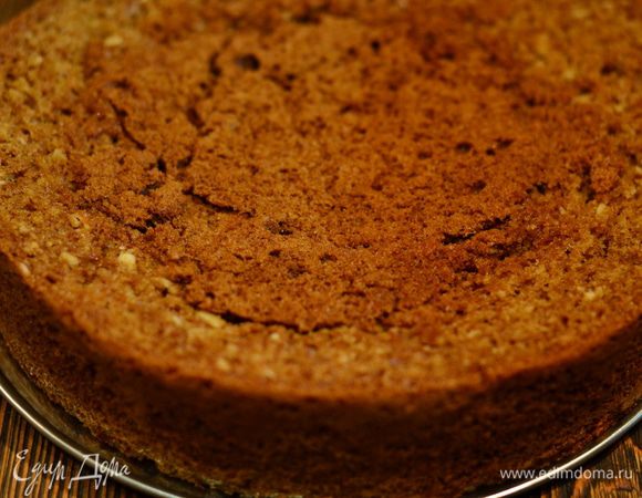 Вырезать аккуратно верхушку бисквита. Бисквит отправить в разьемную форму.Так как выше я уже писала,что бисквит мой немного осел,т.е. верхушка опала,срезав ее,я отрезала круг и эту срезанную верхушечку приложила на середину бисквита,если это видно на фото.так он более и менее выровнялся.