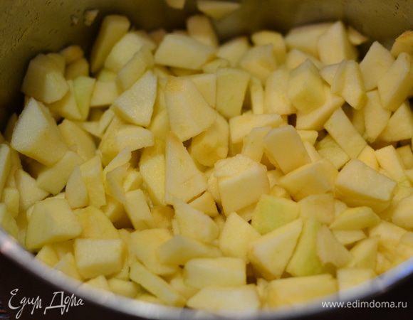 Теперь займемся начинкой. Яблоки очистить от кожуры и мелко порезать на небольшие кубики.Отправить в кастрюлю.