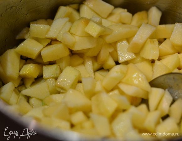 Добавить мед,лимонный сок,размешать и варить минут 10-15,не забывая помешивать, до мягкости яблочек.