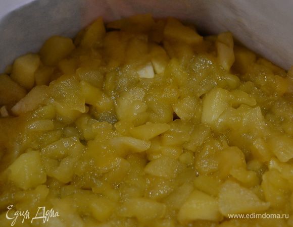 Выложить сразу же горячими! яблочки,не сливая сока,сколько осталось,на бисквит (так он пропитается и буде еще вкуснее),выровнять и главное хорошо остудить.