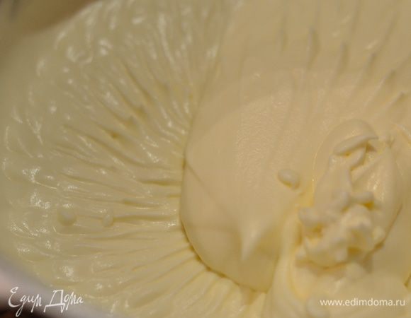 Теперь займемся кремом. Все очень просто. Желатин залить водой и дать ему набухнуть на минут 10. Подогреть и слегка проварить,не кипятить! до растворения крупинок,процедить через марлю,остудить. Сливки взбить до мягких!пиков,добавить сгущенное молоко,продолжая взбивать уже на малой скорости,в конце добавить желатин,взбить еще 1-2 минуты и ,крем готов.