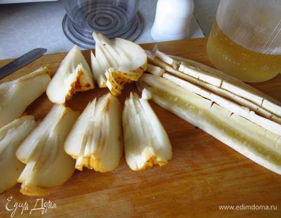 Банан очистить и нарезать вдоль на части, у груш удалить сердцевину и нарезать на тоненькие дольки.