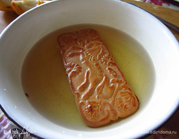 В миску налить яблочный сок, очень быстро обмакивать в него каждое печенье, не допуская размокания.