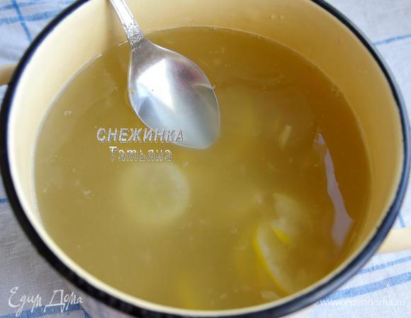 Берёзовый сок наливаем в кастрюлю, ставим на огонь. К нему добавляем лимоны с сахаром. Хорошо мешаем. Доводим до кипения (но не кипятим!), выключаем.

