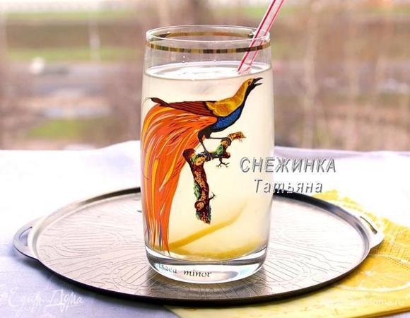 Оставляем на 3 часа остыть и настояться. Готовый лимонад переливаем в банку или кувшин и подаём по желанию со льдом. Если Вы не употребите его сразу, лимонад лучше хранить процеженным от лимонных кусочков, иначе он может горчить. 