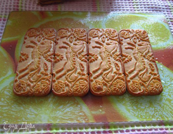 Подготовленное печенье укладывать на блюдо, на котором будем подавать торт.