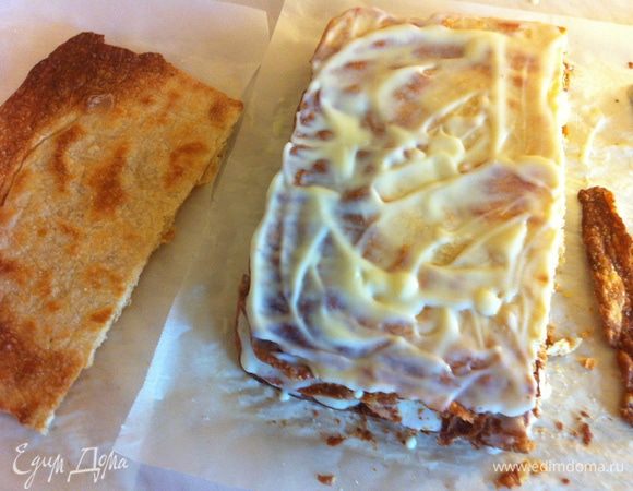 Готовые коржи я аккуратно разрезала пополам, получилось 6 прямоугольников.  Сложила их  стопочкой, обильно промазывая кремом. Верхний корж не смазывала.