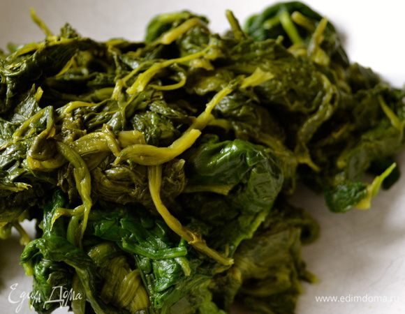 Подготовить шпинат. Если у Вас свежий шпинат (как у меня), я Вам советую не отваривать его, а просто промыть как следует листья и положить в сухую кастрюлю, поставить на огонь и дать ему потушиться, таким как есть... Для этого шпинату совершенно достаточно той воды, что осталась после мытья листьев, а также он сам начнет выделять свою жидкость... Дайте листьям уменьшиться в объеме и потемнеть... Минут через 7-10 шпинат готов!!! (время его приготовления зависимости от его количества...) Поверьте, приготовленный таким образом шпинат сохраняет намного больше свои вкусовые качества и не напитывается водой...      