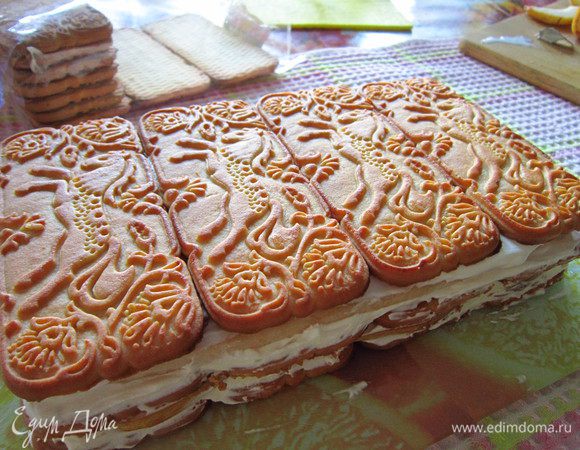 Продолжить собирать торт. У меня получился торт из 5 слоев печенья.