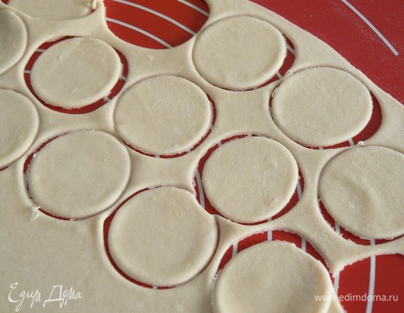  затем раскатать тесто . Небольшой рюмкой  вырезать круглешки
