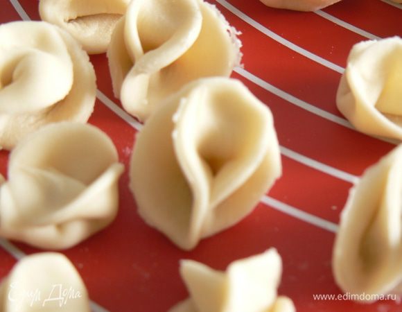 затем каждый круглешок свернуть в двое,сделать один защип по посередине,после соединить 2 конца теста. 