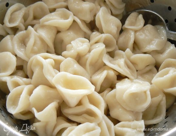 Отварить в подсоленной кипящей воде 7-10 минут ,откинуть на сито,смазать растительным маслом.
