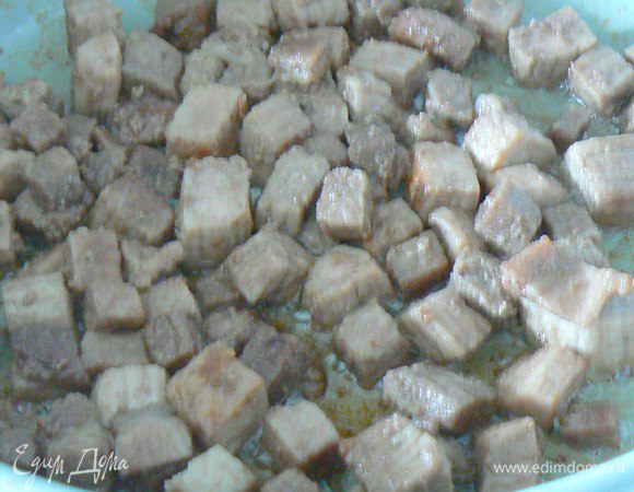 В это же время   разогреть масло, добавить в него столовую ложку сахара перемешать и выложить нарезанные на  мелкие кубики мясо ,обжарить до золотистого цвета.