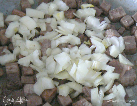Далее добавляем лук и обжариваем его до прозрачности