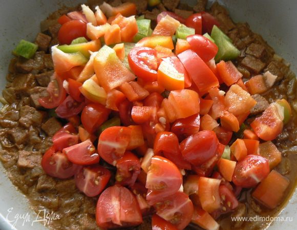 Дальше добавляем все нарезанные кубиками овощи и тушим 20 минут .