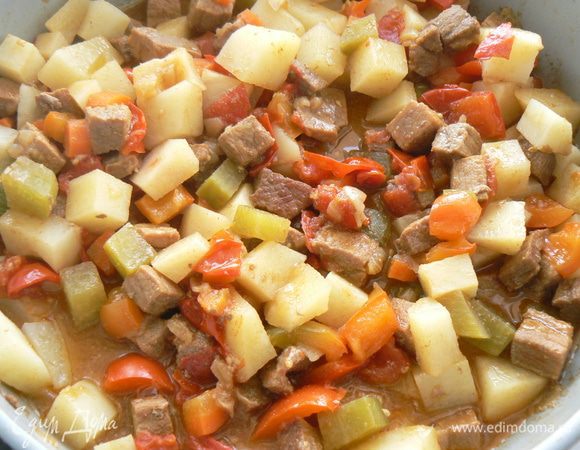 Картофель нарезать на кубики и добавить в сковороду,томатную пасту добавить когда картофель почти готов