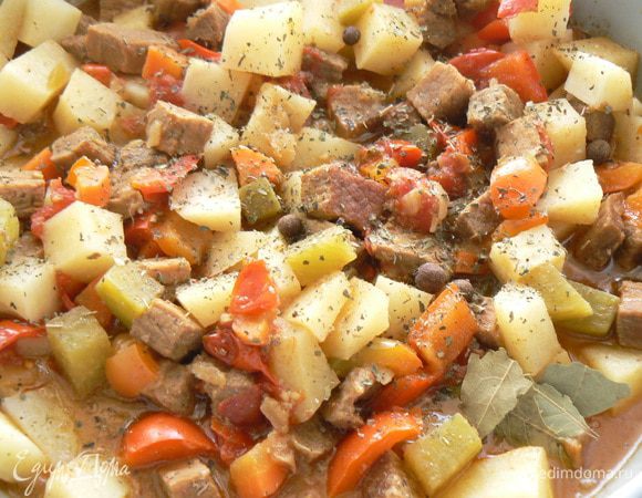 добавить зелень кинзы,лавровый лист,семена тмина,соль если нужно,уксус п ,добавитьеще воды до желаемой густоты. Потушить на огне еще 5 минут .
