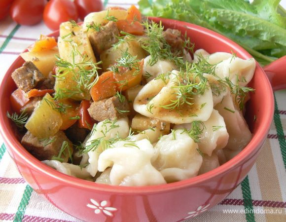  в глубокую тарелку выложить манпар -варенное тесто
Залить мясным соусом.
