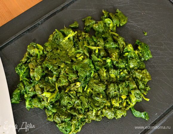Готовый и как следует отжатый шпинат слегка порубить ножом.