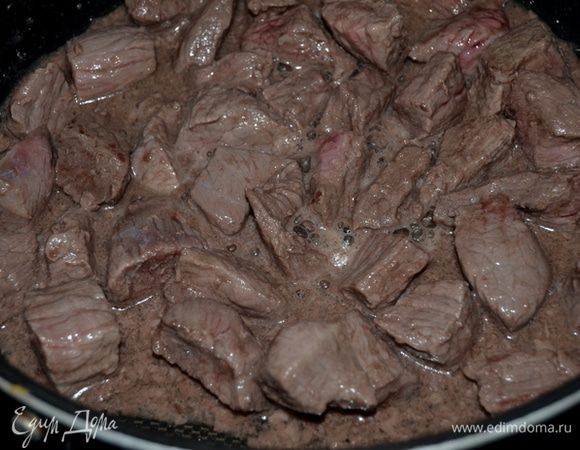 Разогреем сковороду с тяжелым дном. Обжарим кусочки говядины. Затем добавим чеснок порезанный - 2 дольки и обжарим вместе слегка.