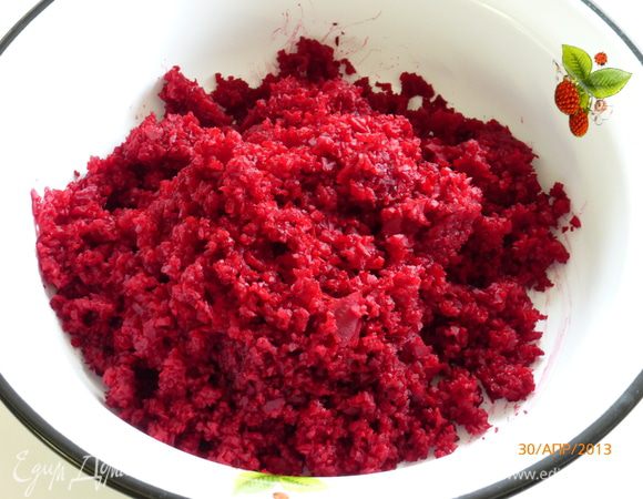 Свеклу чистим и измельчаем в блендере (либо на мелкой терке). Если имбирь свежий, то измельчаем его сейчас вместе со свеклой.