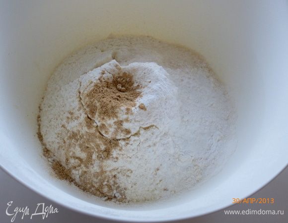 Смешиваем все сухие компоненты теста: муку (просеиваем), разрыхлитель, ванильный сахар и имбирь (если имбирь порошком).