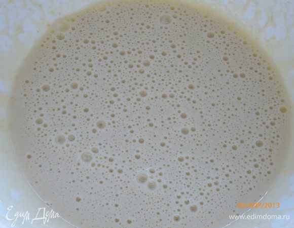 Яйца взбиваем с сахаром до образования пены.