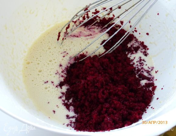 К яйцам добавляем свеклу, перемешиваем.
