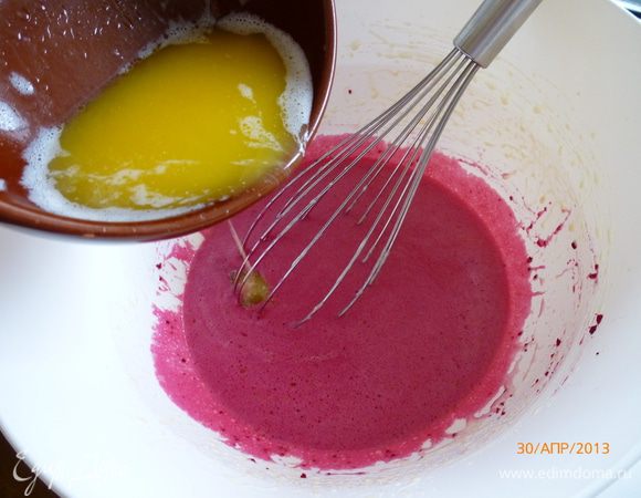 Сливочное масло растопить, остудить и влить к тесту.