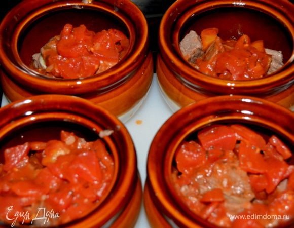 Разложим по горшочкам. Добавим баночные помидоры порезанные, лук порезанный, соль и перец, сахар.