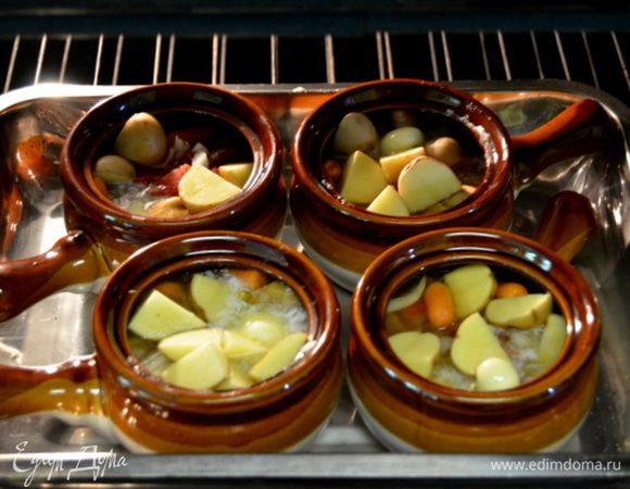 Затем добавим воды горячей или бульон говяжий, у меня вышло по 1/2 стакана на горшочек.
Морковь очищенный мелко порезанный кругами, картофель порезанный кубиками и гвоздику порошком, листья базилика добавим последним. Поставим в духовку на 180 гр. примерно на 1,5 часа.