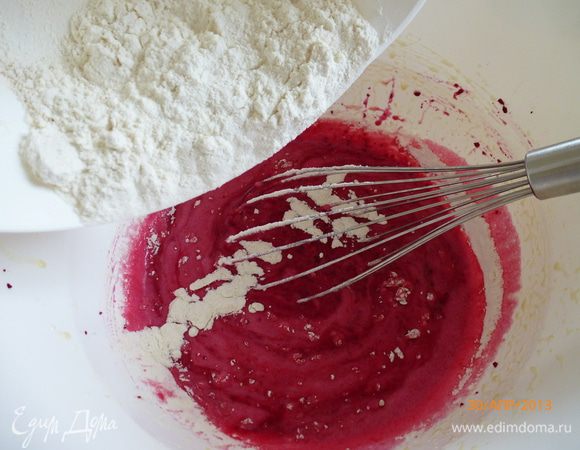 Добавляем сухие ингредиенты, все тщательно перемешиваем.