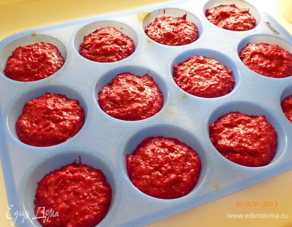 Выкладываем тесто по формочкам, у меня - силиконовые. 