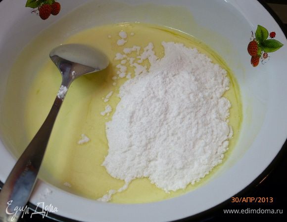 Пока маффины остывают, готовим помадку. Сливочное масло растопить на плите, добавит сыр (я использовала маскарпоне) и просеять сахарную пудру, все хорошо размешать.