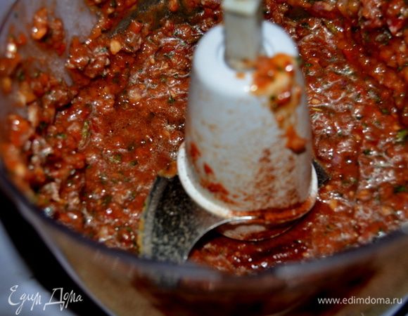 В фудпроцессоре порубим все перечисленные овощи в несколько приемов, но  чтоб были кусочками, не пюре.
1 сред.луковица,порубить
1/2 зеленого перца,почистить
1/2 красный сладкий перец,почистить от семян
2 большие дольки,чеснока,раздавить
8 стрелок зеленого лука,порубить мелко
1/2 cтак.свежей зеленой петрушки,листья только,порубить
1/2 cтак.свеж.кинзы,листья только,порубить

