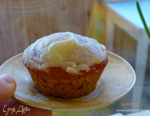  Пока помадка не остыла, наносим ее на маффины. А теперь пробуем, ну очень-очень вкусно получилось, надеюсь и Вам понравится! Приятного аппетита!