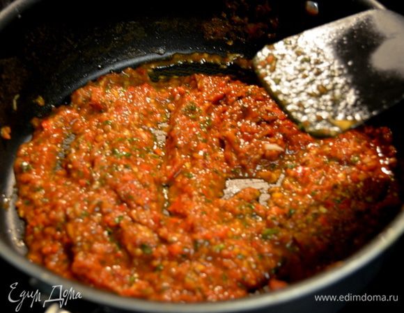 Добавим жидкие продукты:
1/2 cтак.томатной пасты
1/2 cтак.олив.масло
1/4 cтак.яблочный уксус
1/2 стол.л паприка
посолим ,паприкой приправим.
Перемешаем.Выложим на разогретую сковроду и тушим примерно 2 мин.постоянно помешивая.Готовую приправу переложить в емкость и хранить можно несколько дней в холодильнике.